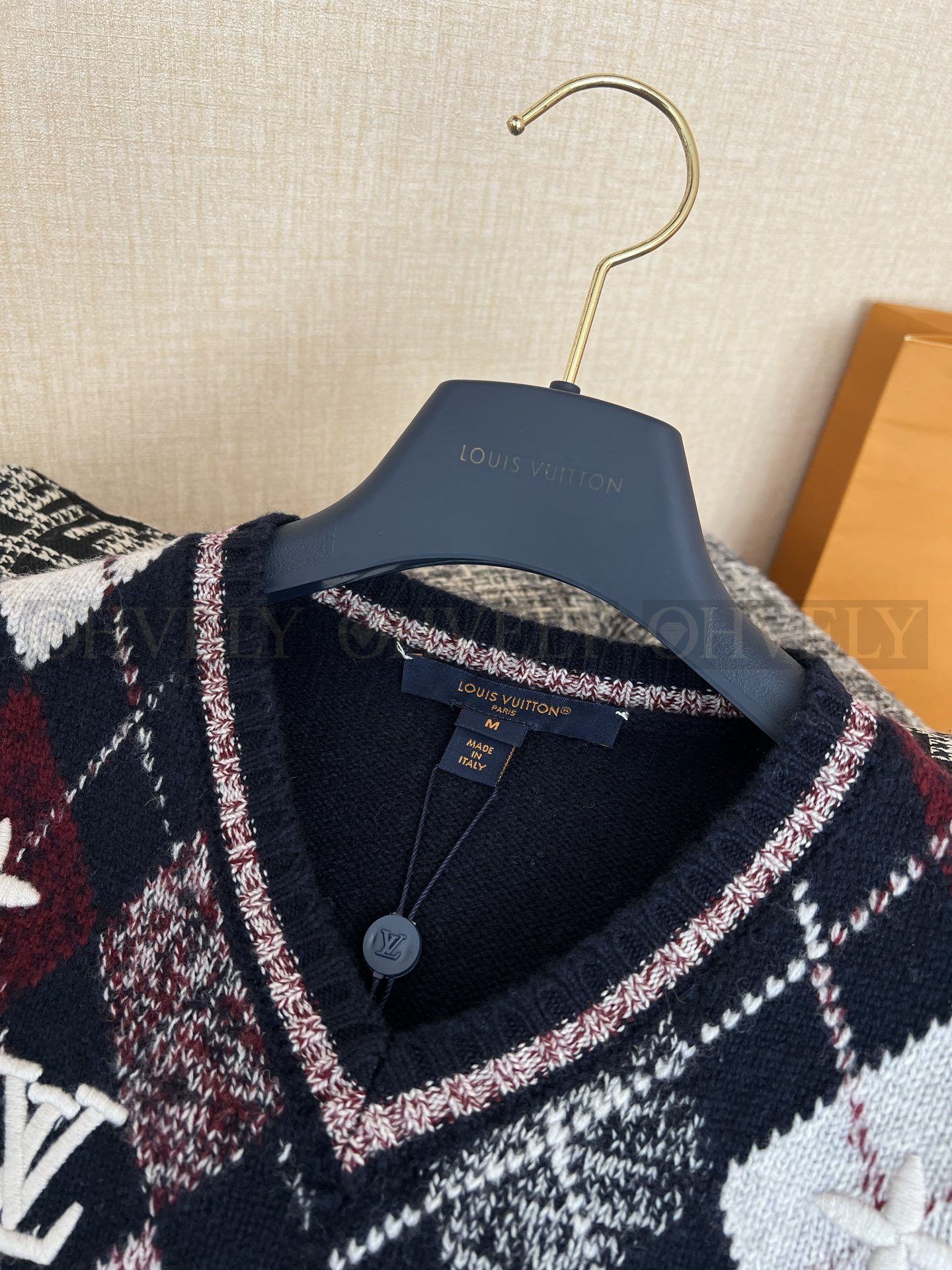 【 ZP버전 】LV 입체 자수 아가일 브이넥 니트 상품 썸네일