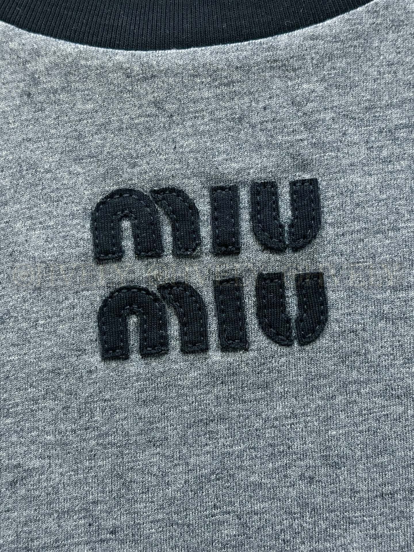 【 ZP버전 】MIU 자수 로고 이너 긴팔 티셔츠 상품 썸네일
